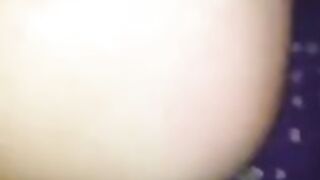putita le dan en 4 y se toma la leche