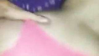 putita le dan en 4 y se toma la leche