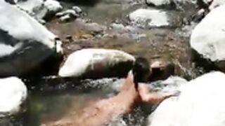 Neila desnuda en el rio