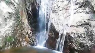 Neila desnuda apunto de ir a la catarata