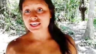 Neila desnuda en la selva