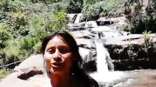 Neila desnuda en la selva