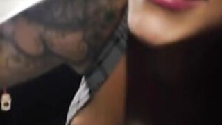 elle se gode sur le levier de vitesse