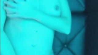 Manuela fingert sich