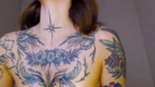 Alyssa_Fabulous shows her oiled body