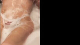 Iggy Azalea tit flash in bath