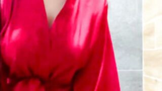 Horny KateSm / Love_You_To123 under shower in silk bath