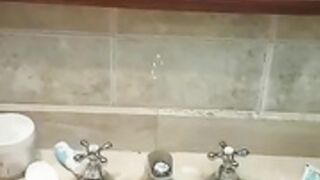 Magalí Mora pajita en su baño