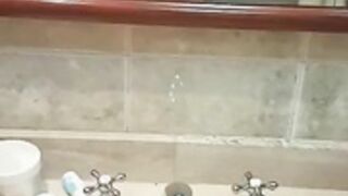 Magalí Mora pajita en su baño