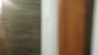 Magalí Mora pajita en su baño