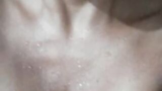 Neila desnuda en su ducha