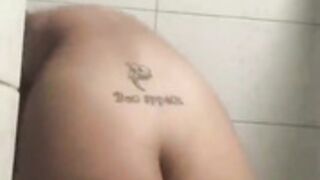 Mulher dançando sem calcinha 2