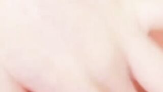 Piba se cola los dedos