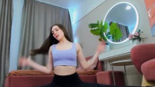 Kamilla do the split