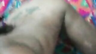 Neila desnuda en su cama