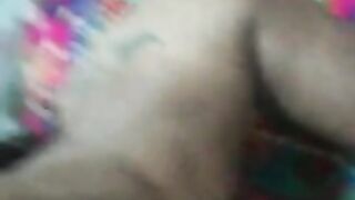 Neila desnuda en su cama