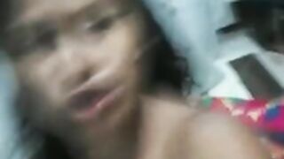 Neila desnuda en su cama