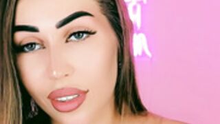 Vilena returns from vacation with a tanned bod