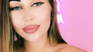 Vilena returns from vacation with a tanned bod