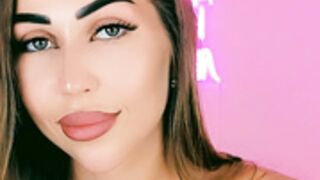 Vilena returns from vacation with a tanned bod