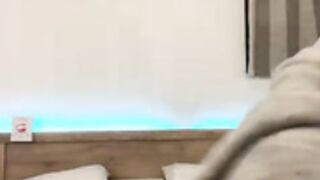baby_lays phone broadcast