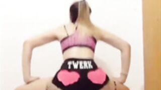 camila moviendo el orto 02