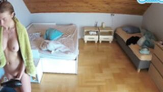 2022-05-31 voyeurcam-julmodels-greybed-1