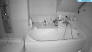 2022-05-03 voyeurcam-julmodels-bath-2nd-1