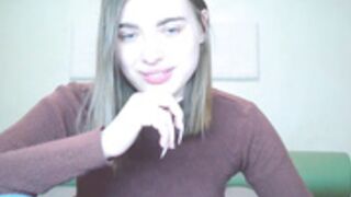 francheska___ shows off her ass