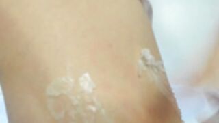 pouring wax on herself - Luna_del_angeliess