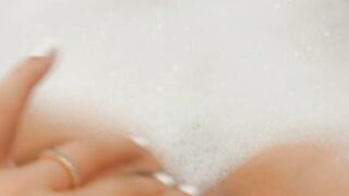 lottie_m in bathtub fingering