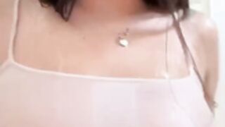 Gaby gardez enseñando las tetas en el agua
