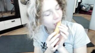Lanshan_Classy erotically sucking a banana