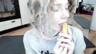 Lanshan_Classy erotically sucking a banana