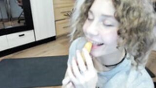 Lanshan_Classy erotically sucking a banana