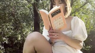 venuseana  reading no underwear