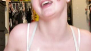 Girlfriend gives oiled tittyfuck and doesn't stop