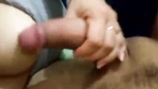 Prima bate punheta em cima dos peitos dela, escondido