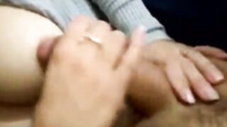 Prima bate punheta em cima dos peitos dela, escondido