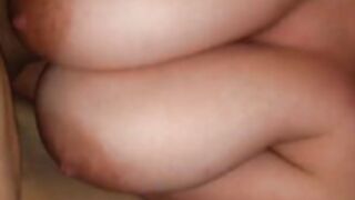 Grande e macios o peito da tia