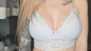 Super Hot Girl but sadly Nonude