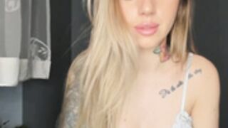 Super Hot Girl but sadly Nonude