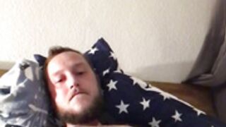 Benjamin Fiegl wichsen in Latex und Kondom Sperma