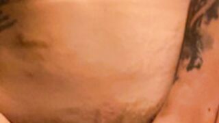 Orgasm! Svensk tatuerad tjej