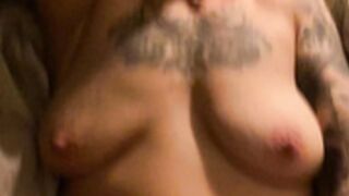 Orgasm! Svensk tatuerad tjej