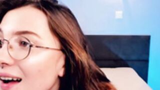 Alice&Sandy 210828 1325 SandyLickingAlice