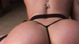 Blondb sittin pretty behind