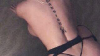 Blondb sittin pretty behind