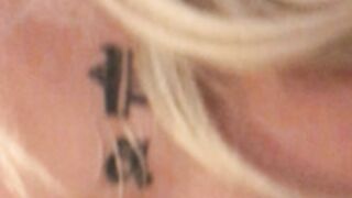 Blondb sittin pretty behind