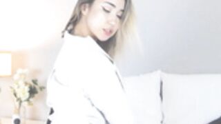 Young whore do anal in vip show